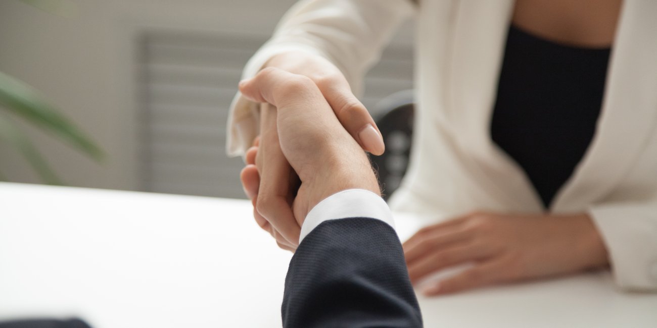 Deux personnes qui se serrent la main